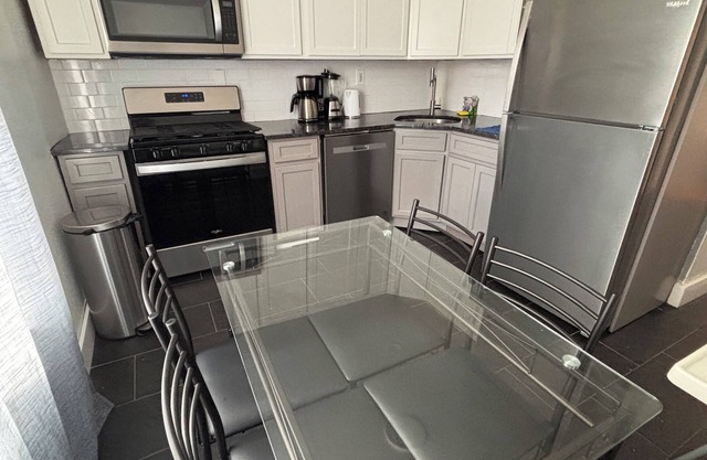 Cozy 3-bedroom apartment in amazing Jersey City with WiFi, AC. 20 min to NYC