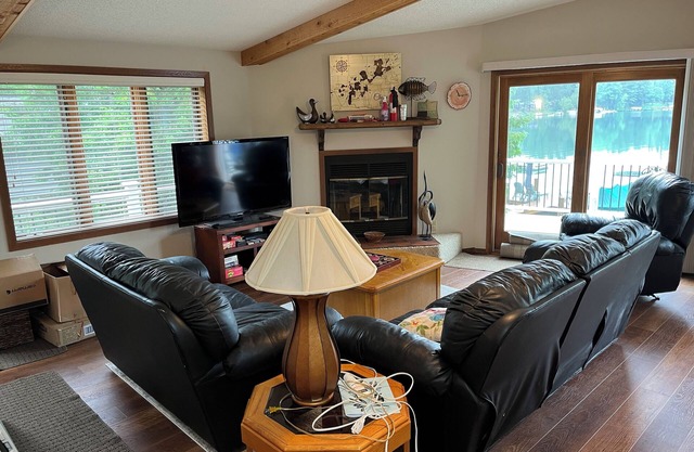 Cozy 3-bedroom cabin in adorable Waupaca with amazing lake view and sand beach
