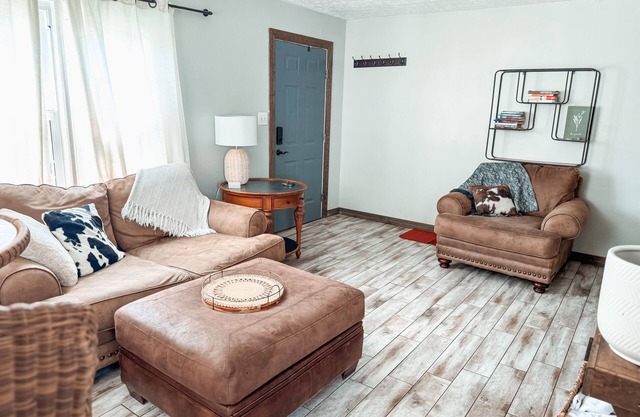 Cozy 3 BR home in a small town, 8 minutes from downtown Indy/ fountain square