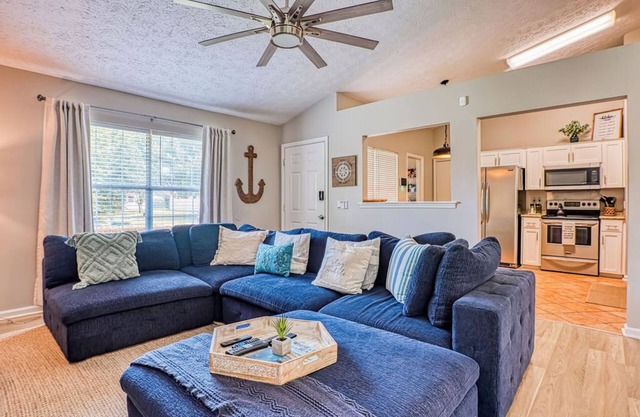 Cozy 3Br/2bath Home w/ heated private pool near Savannah DT & Tybee beach