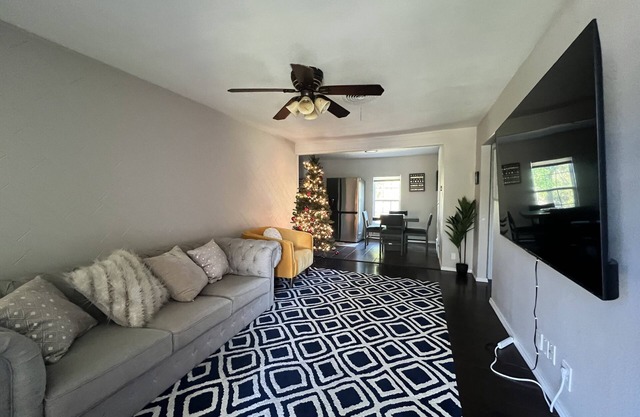 Cozy 3BR Home, Huge Yard, 65" TV