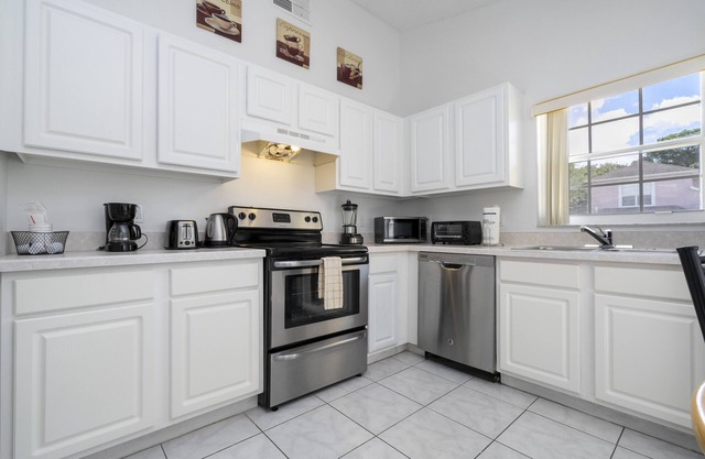 Cozy 4-bedroom house / Near Disney with BBQ Grill & Pool