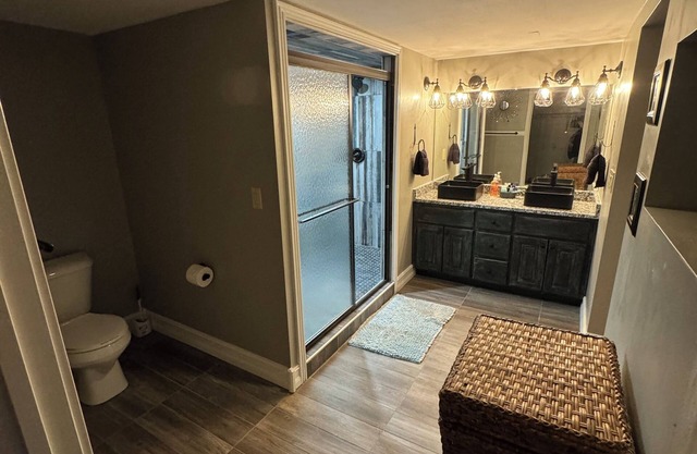 Cozy 4-bedroom house with AC and WiFi in pleasant Bronston