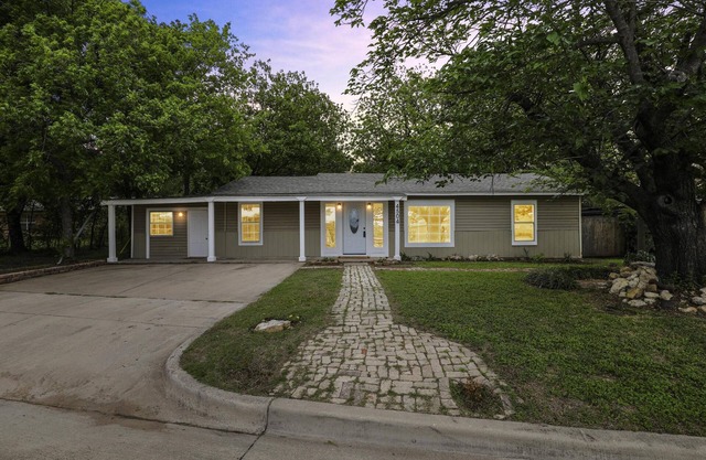Cozy 4-bedroom w/ fire pit 5 minutes from lake!