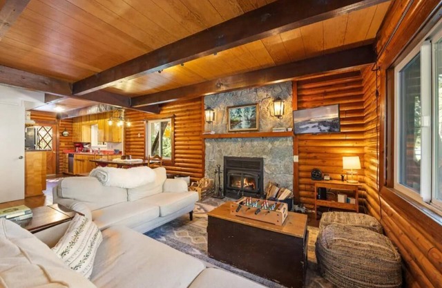 Cozy 4 BR Cabin in North Lake Tahoe's Serene Lakes