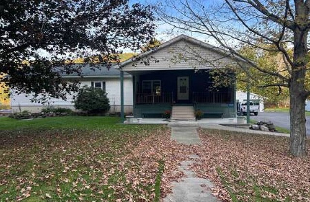 Cozy 4BR Home w/ Mountain Views + Firepit