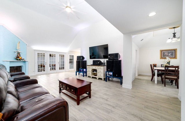 Cozy 4BR House w/ Fireplace – 10 Min to Chinatown