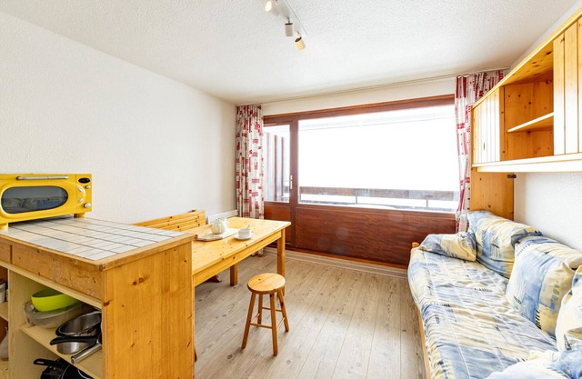 Acogedor apartamento para 5 personas con balcón y vistas, cerca de pistas y comercios
