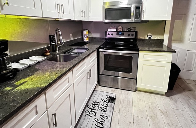 Cozy Affordable 2/1 Lovely Home Close to everything and Disney