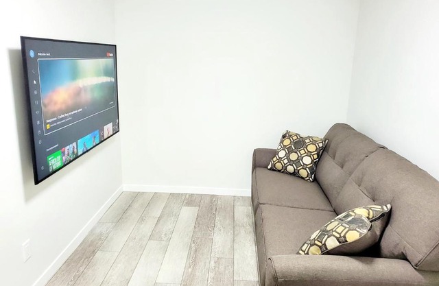 Cozy and Accessible 2 bedroom Suite Calgary