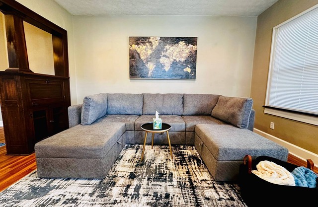 Cozy and Central I SoBro I Steps to Dining & Monon, Sleeps 6, Private Parking.