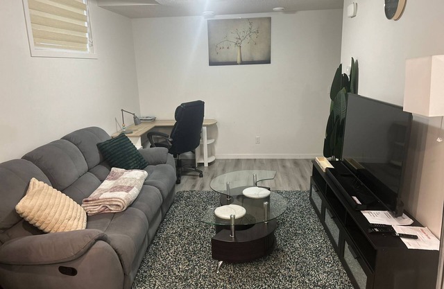 Cozy and Private Suite - Free On-Prem Parking & PS5 Available