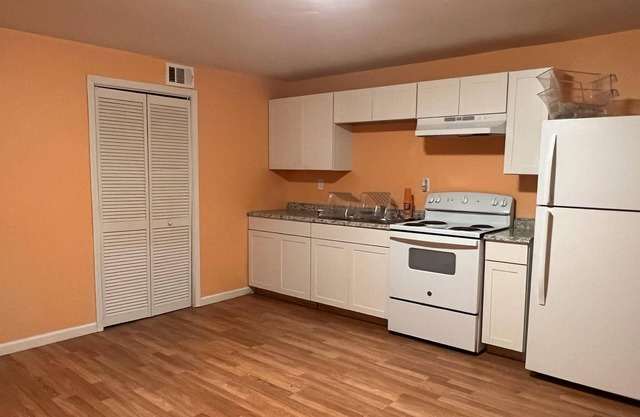 Cozy and Quiet getaway near shopping and entertainment.