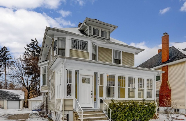 Cozy and Spacious Retreat, Minutes from the Beach with King Beds - Pet Friendly!