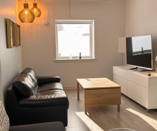 Cozy Apartment by Harbour, 2 Min Walk to Shops
