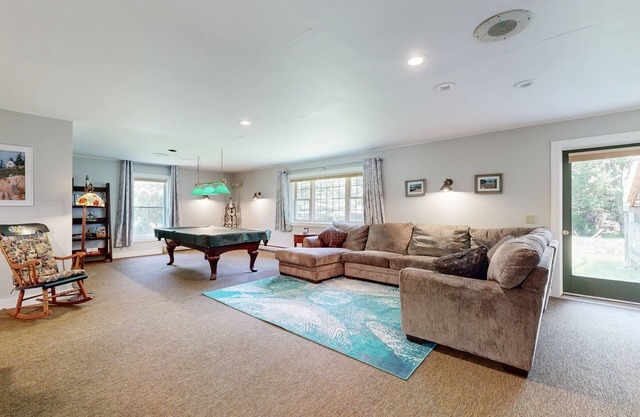 Cozy Apartment with Stunning Views and Private Pool Table