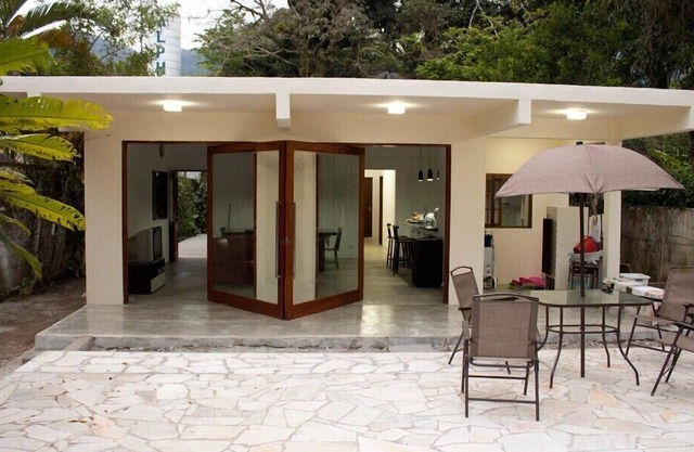 Acogedora casa de playa frente a la playa con piscina, terraza, barbacoa