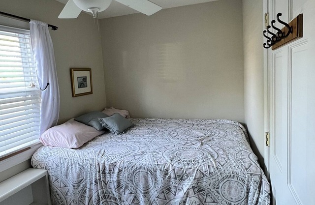 Cozy, bright house, huge sunroom, screened porch, outside deck/shower, fireplace