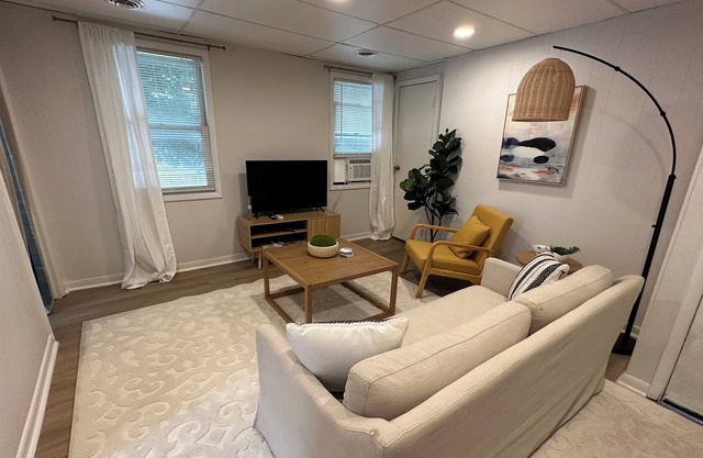 Cozy Bungalow Downtown