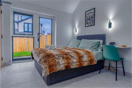 Cozy bungalow near Concorde museum w/backyard