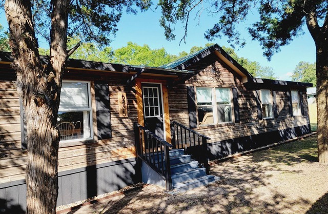 Cozy Cabin 5 minutes to Boat Ramp at Sommerville Lake. Pet friendly!