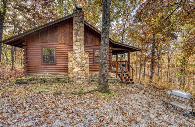 Cozy, rustic 4-person cabin minutes from Grinder's Ferry