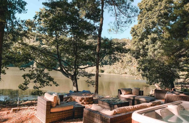 Cozy Cabin on Lake Front With Hot tub Firepit