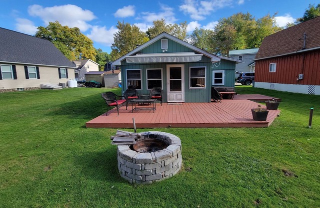Cozy Cabin on the Canal w Kayaks, Jacuzzi and dock!
