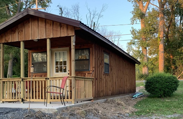 Cozy Cabin on the Cayuga-Seneca River with Lake access $152/night.