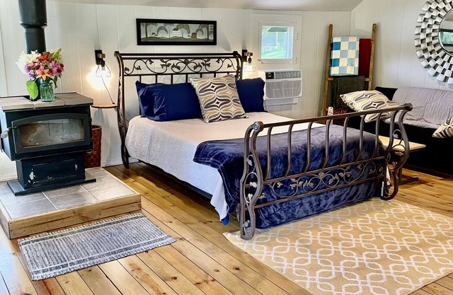 Cozy cabin on the river!! Pet friendly!