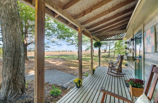 Cozy Cabin Retreat near Patoka Lake & Winery -Fire Pit, Boat Parking & more!