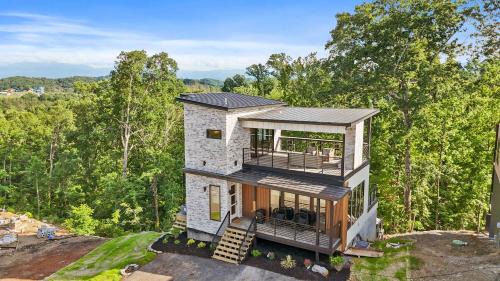 Cozy cabin retreat w Hot Tub & Rooftop Deck near Dollywood