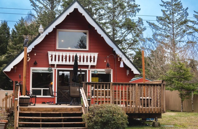 Cozy Cabin w/ 6 minute walk to the beach!