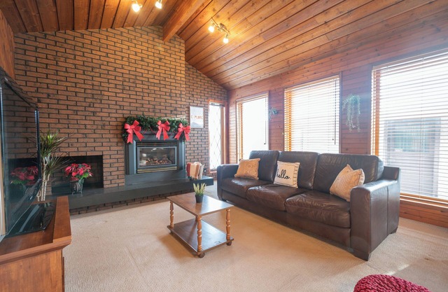 Cozy Cabin w/ Sauna in the City, WEM 8 mins, Downtown 10 mins, Free WIFI