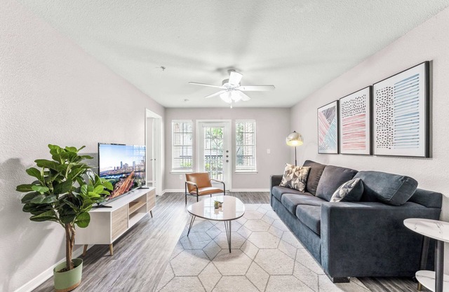Cozy Chic 2BR King Suite w Gym&Pool close to DT