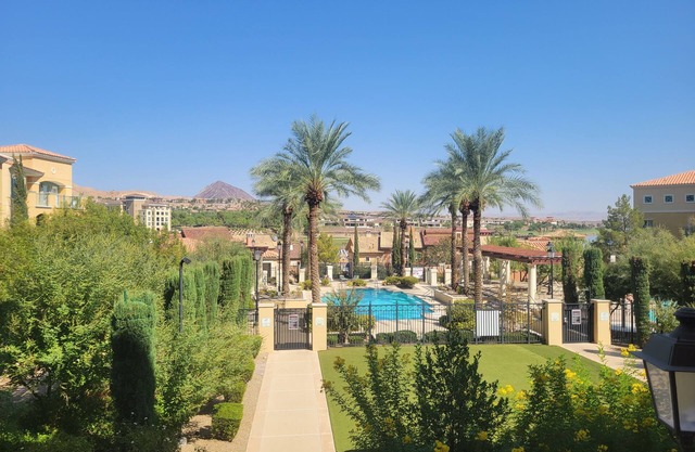 Cozy condo in fabulous Lake Las Vegas with 2 pools and a hot tub!