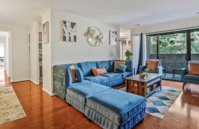 Cozy Condo in Reston, walking distance Wiehle Station, Near Reston Town Center