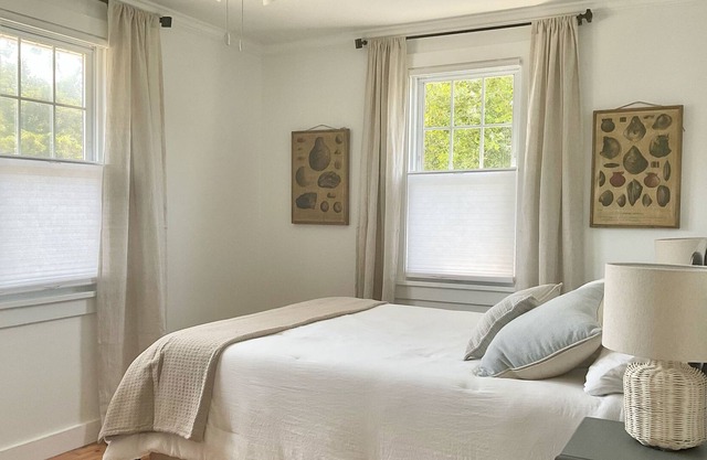 Cozy Cottage Steps to Downtown and 10 minute Drive from the Beach
