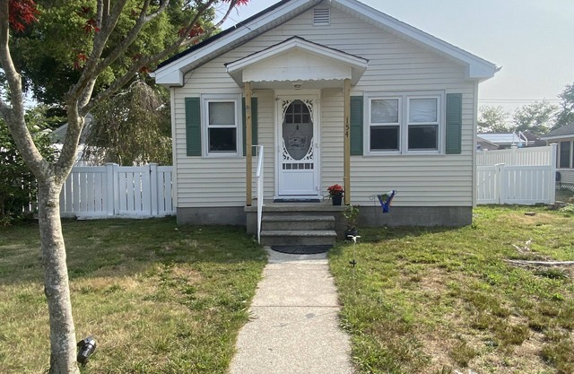 Cozy cottage a block & 1/2 from bayside beach! Near dining, golf, dining.