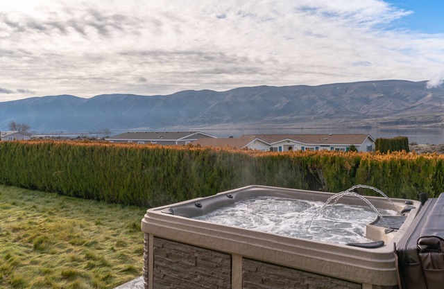 Cozy Cottage on the Columbia with breathtaking views w/hot tub