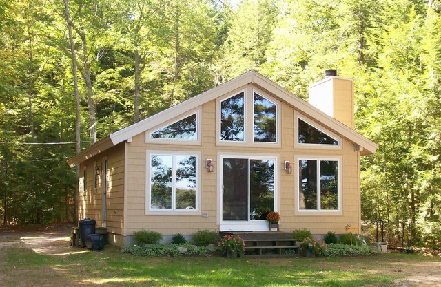 Cozy cottage with excellent views and shallow-entry waterfront on Long Lake.