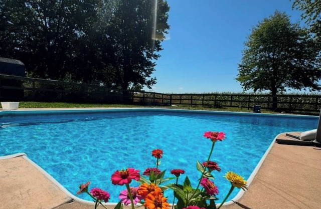 Cozy Country Home/Hot Tub/Pool/WI-FI/King Bed/Gym