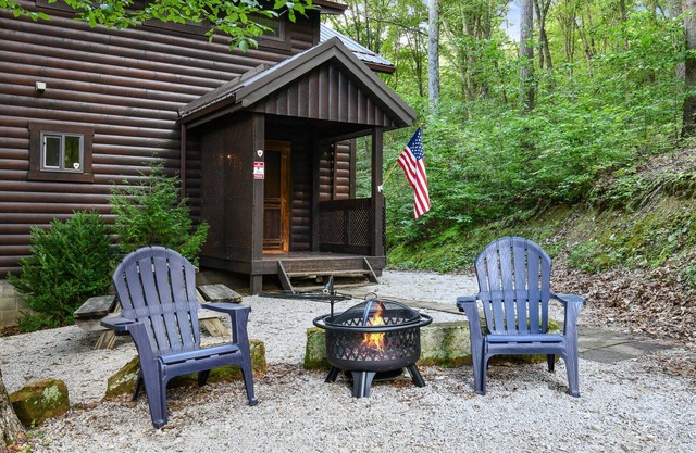 Cozy Couples Cabin! Hidden in the Woods of Hocking Hills!