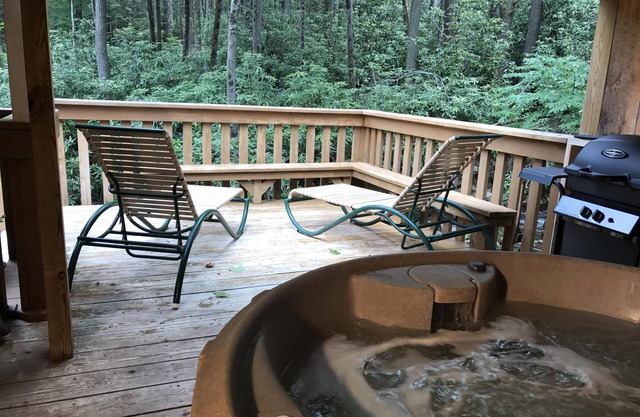 Cozy Creek en un Mtn ruidoso. Cala-Jacuzzi, Chimenea, Romántica, Vista, Parrilla, WiFi gratuito, Privado