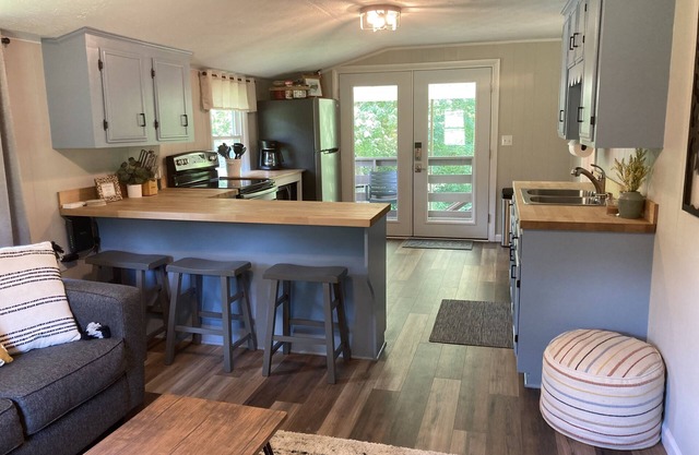 Cozy Creekside Guesthouse - 25min to Asheville