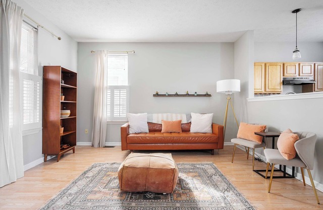 Cozy Downtown Escape! Hot tub and Modern Touches