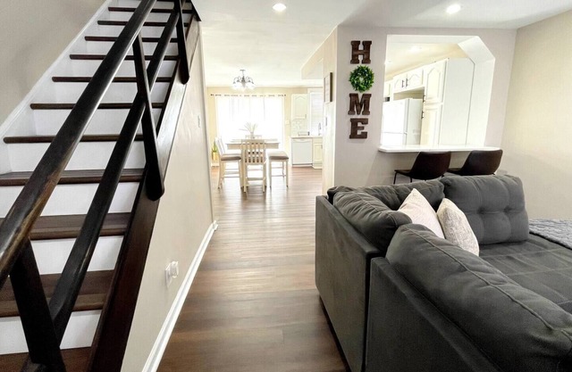 Cozy family friendly 3-bed home with new deck