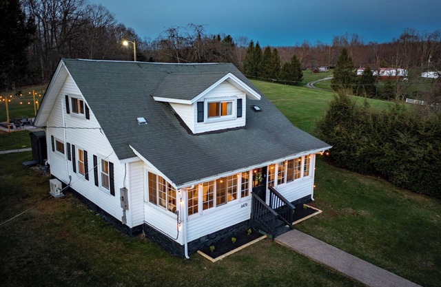 Cozy Family Farmhouse Retreat -NRG! Hot Tub/ EV - LAST MIN DISCOUNT!