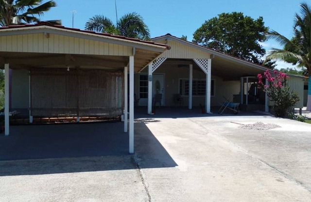 Cozy farmhouse w/ private pool near beaches & tourist attractions