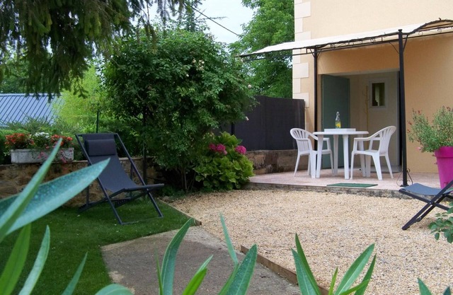 Acogedor gîte 4 pers., terraza, cerca de actividades al aire libre, WiFi, parking en Cherveix-Cubas